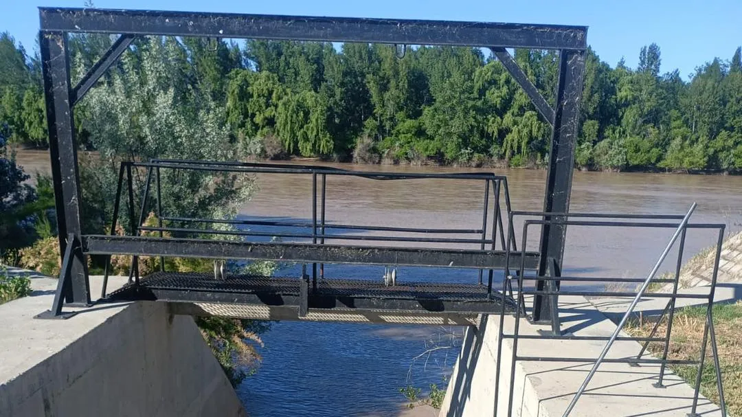 Crisis hídrica en Río Negro: Aguas Rionegrinas intensifica acciones para contener la alta turbiedad del río tras fuertes lluvias