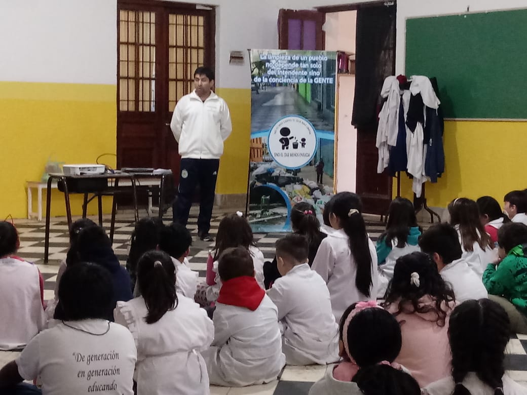 En una pequeña ciudad costera de la Patagonia argentina, donde el viento del Atlántico Sur golpea fuerte y la inmensidad