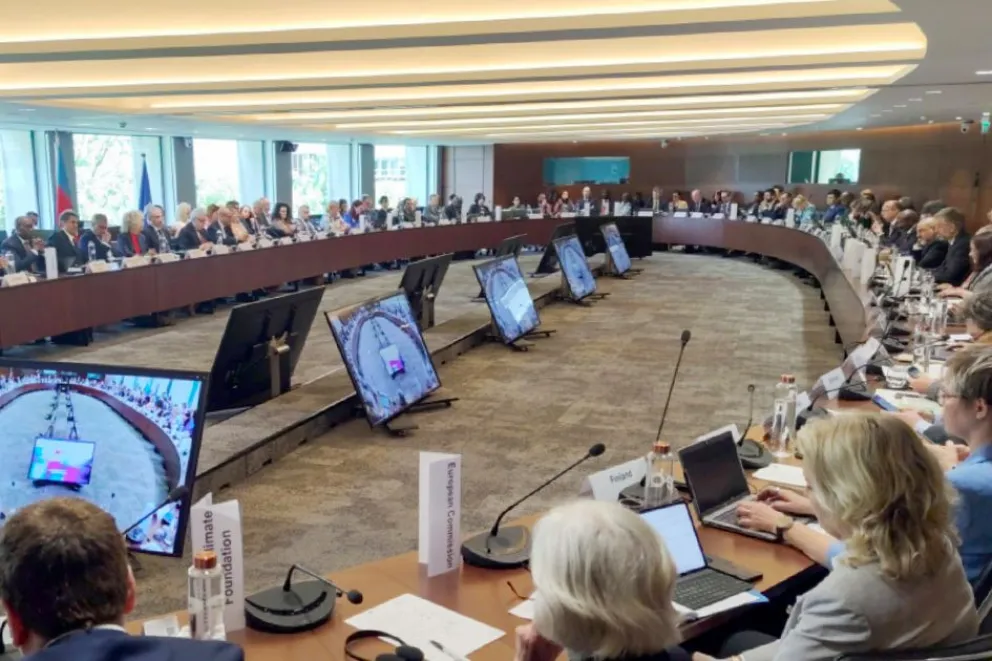 Neuquén presento un innovador programa de monitoreo de emisiones en París y podría transformar la política ambiental argentina Neuquén presento un innovador programa de monitoreo de emisiones en París y podría transformar la política ambiental argentina