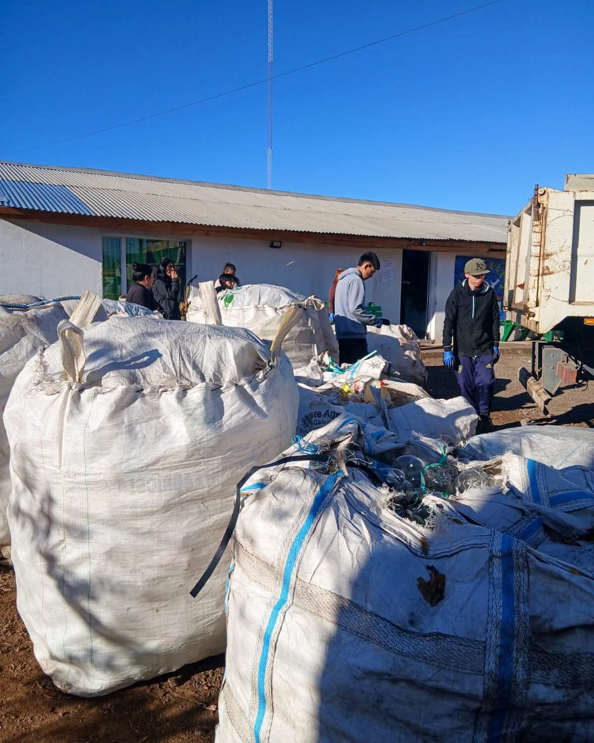 Desde Picún Leufú! Más de 600 kilos de materiales reciclables fueron enviados a Dangen gracias al compromiso de los vecinos