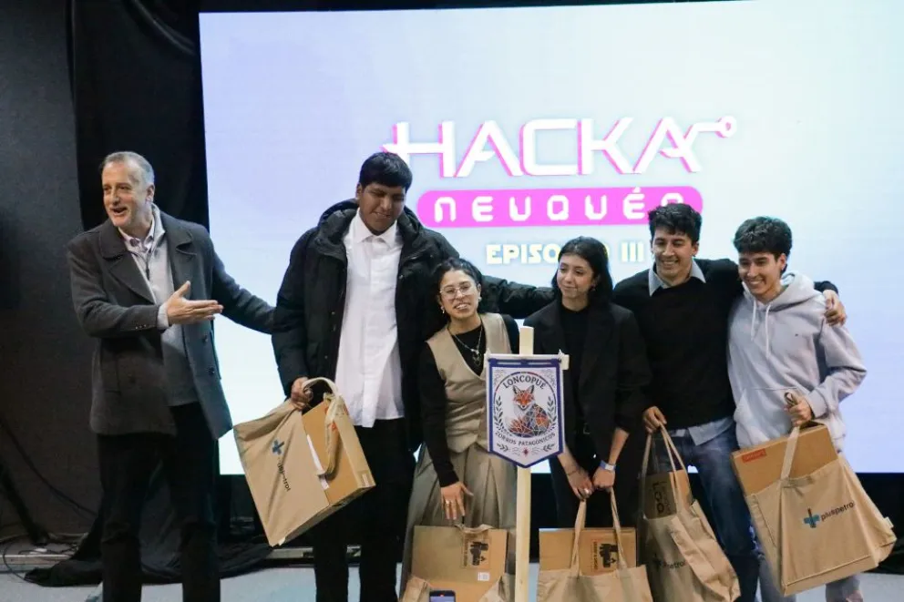 Del Residuo a la Innovación: Cómo el equipo "Zorros Patagónicos" revolucionó el reciclaje de vidrio y ganó el HackaNeuquén