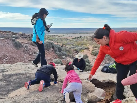 Descubriendo Gigantes en las Bardas de Neuquén: El Auge del Turismo Paleontológico Infantil que Fascina a las Familias