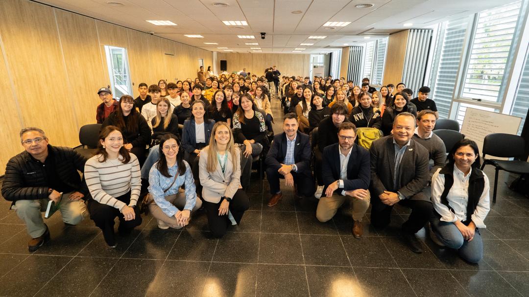 El Boom Energético de la Patagonia: Más de 100 Estudiantes Rionegrinos Descubren el Futuro Laboral de Vaca Muerta y el GNL en una Jornada Histórica